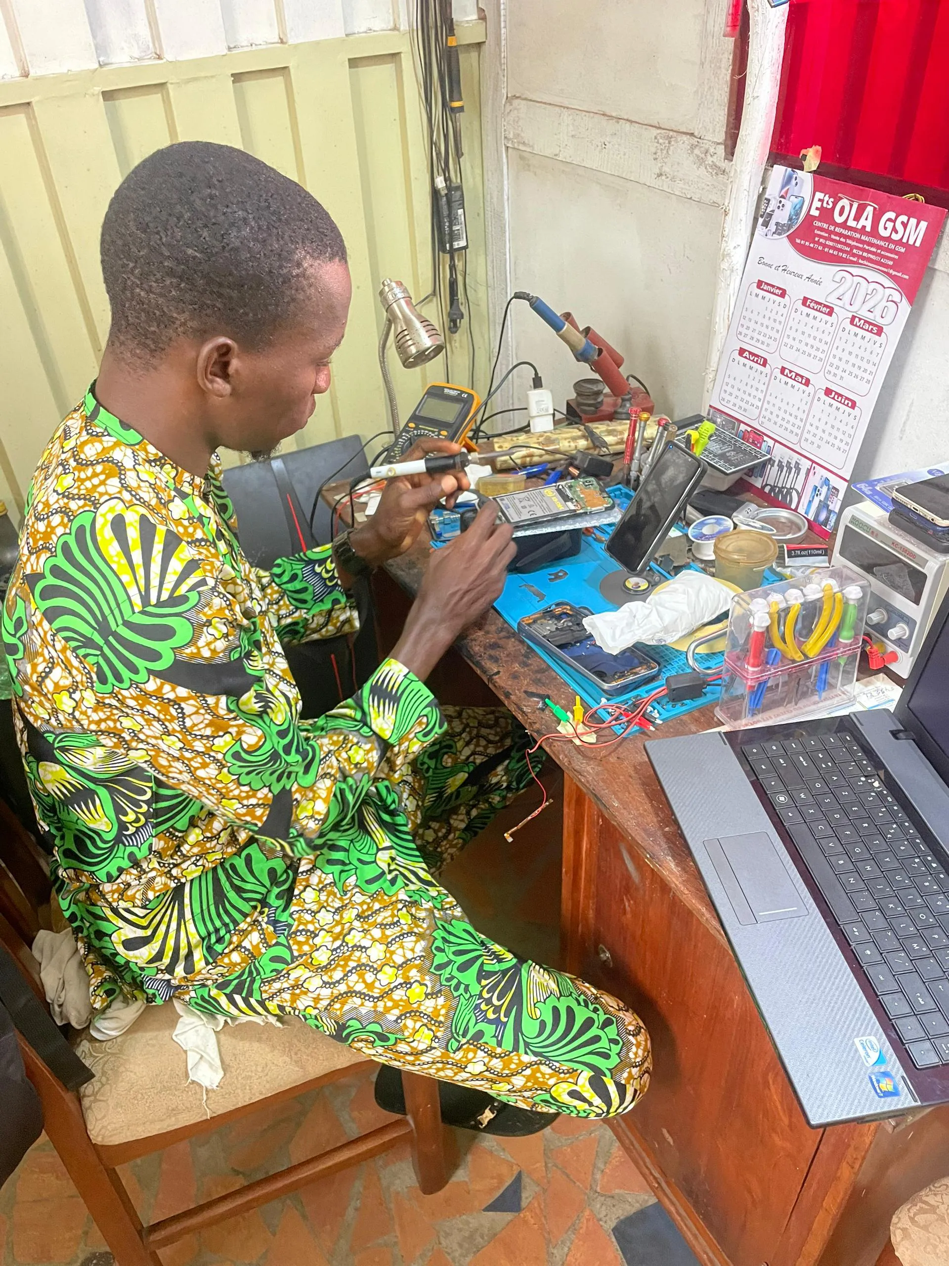 Technicien DINE TECHNOLOGIE expert au travail sur équipement informatique