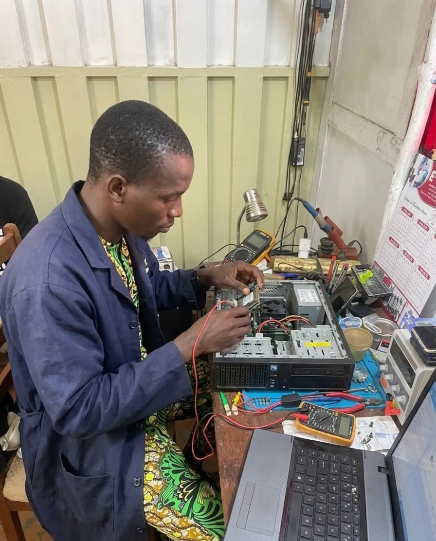 Antenne parabolique installation résidentielle Bonou