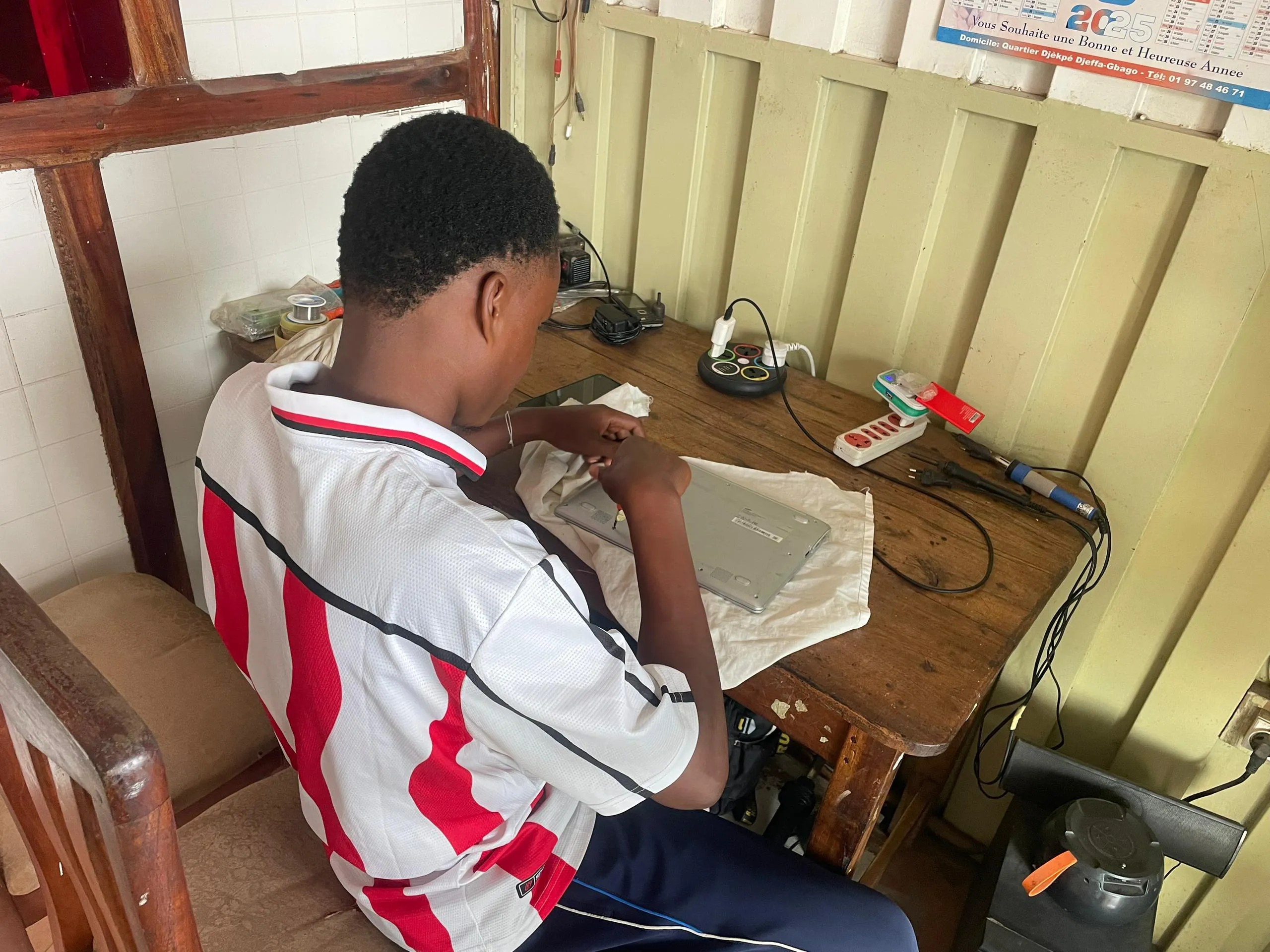 Antenne parabolique installation résidentielle Bonou