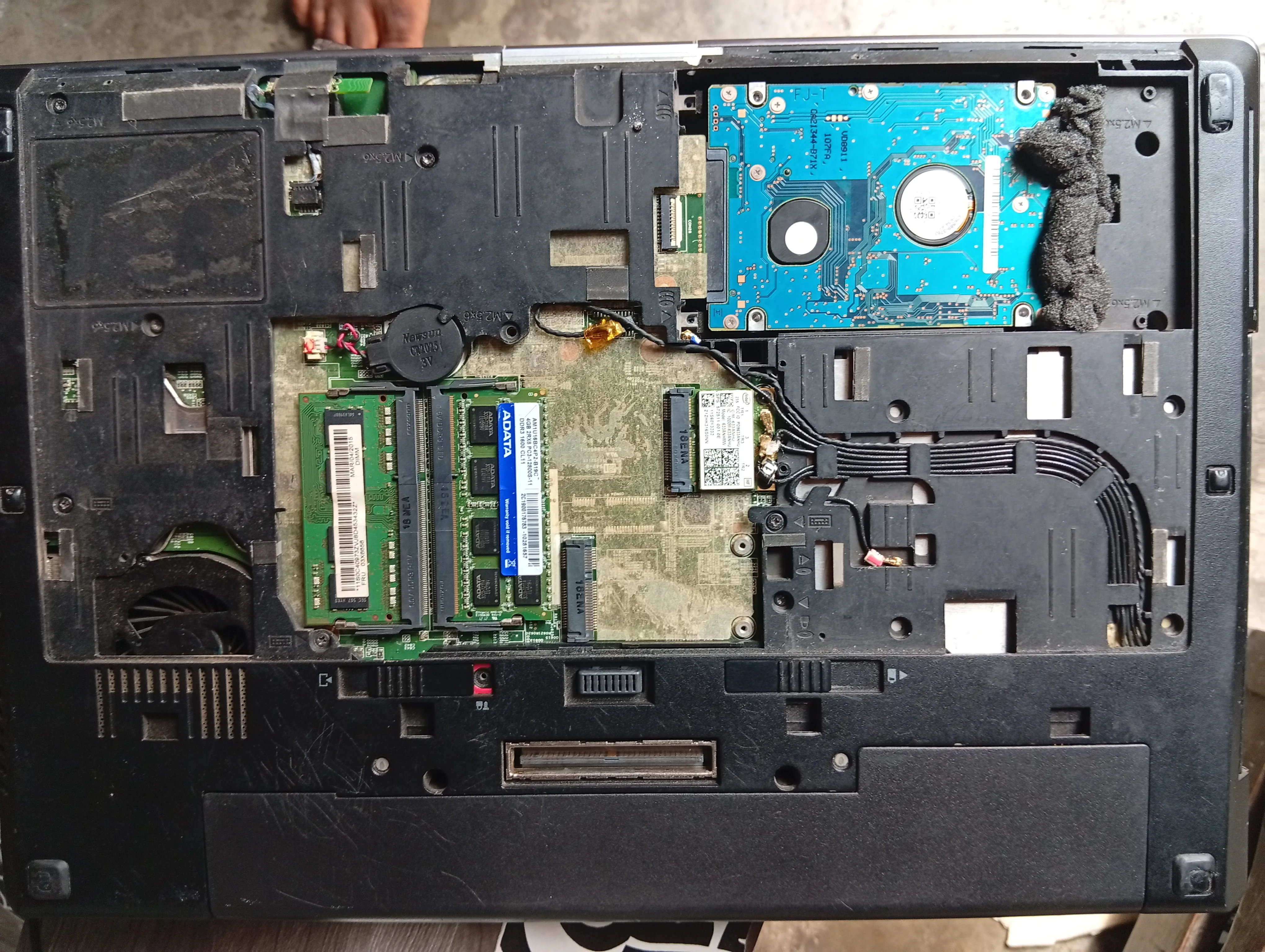 Technicien réparant un smartphone cassé