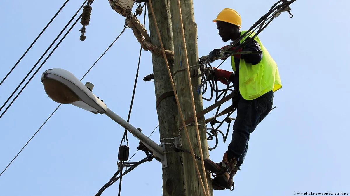 Panneaux solaires installés sur un toit au Bénin